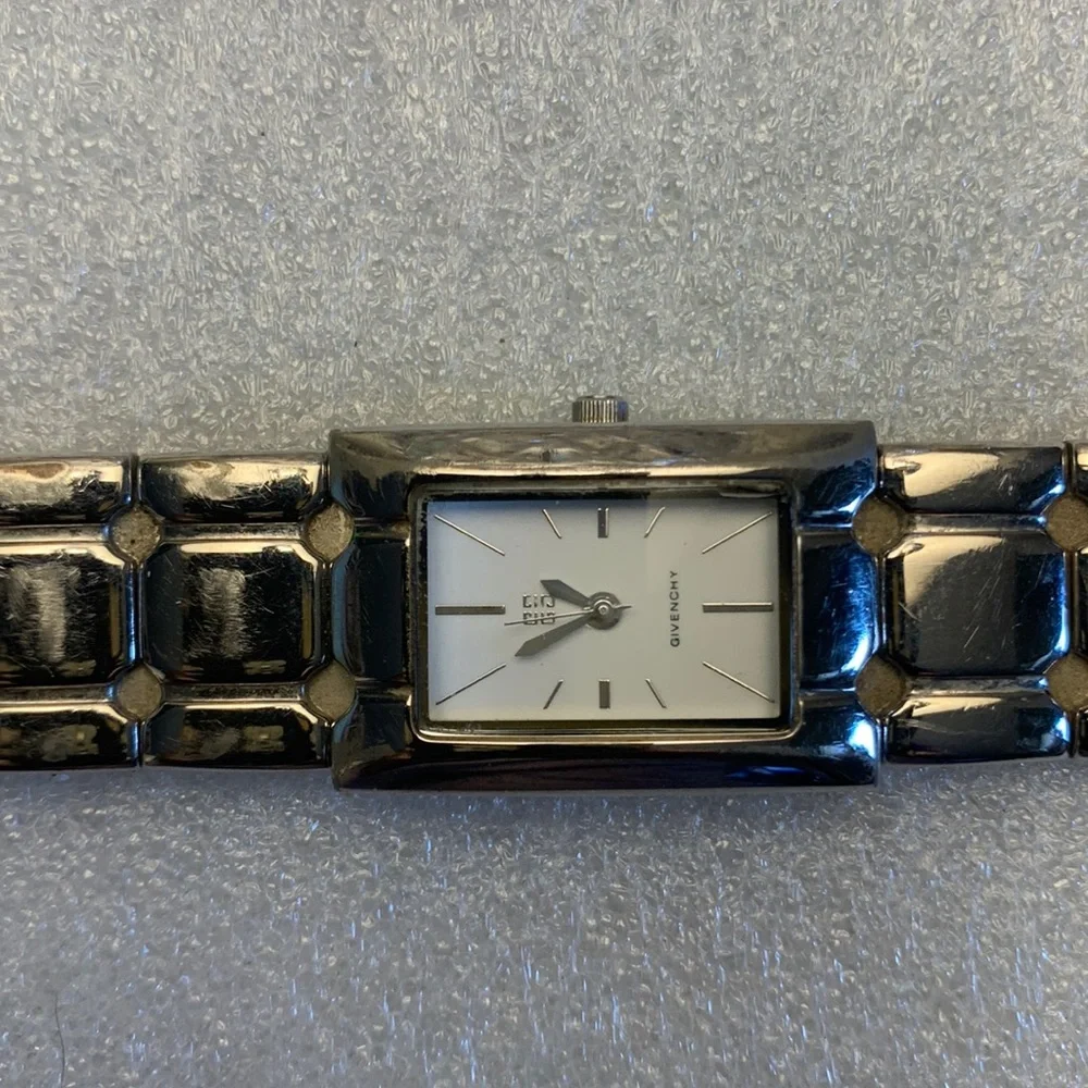 Givenchy watch silver tone and shell pearl front face. - Picture 2 of 12